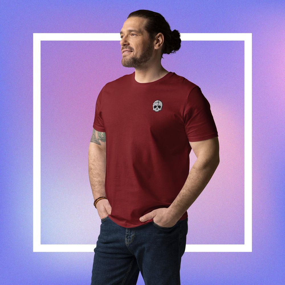 Homme portant un tee shirt bordeaux sur fond abstrait